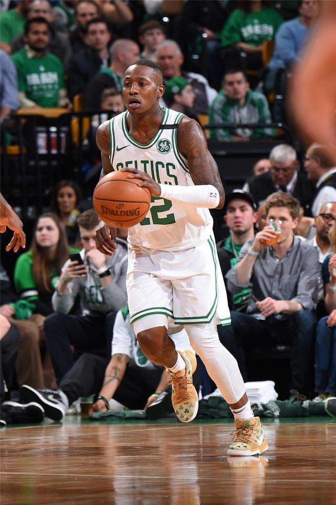 通过榜样的 通过榜样的